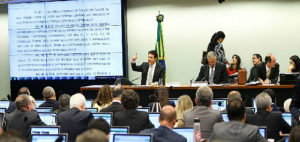Placar foi de 23 votos a 14