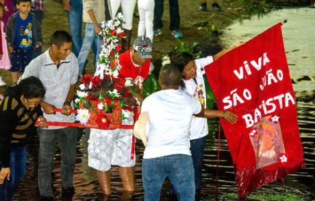 Banho de São João é tradição única de Corumbá (Foto: Renê Marcio Carneiro)